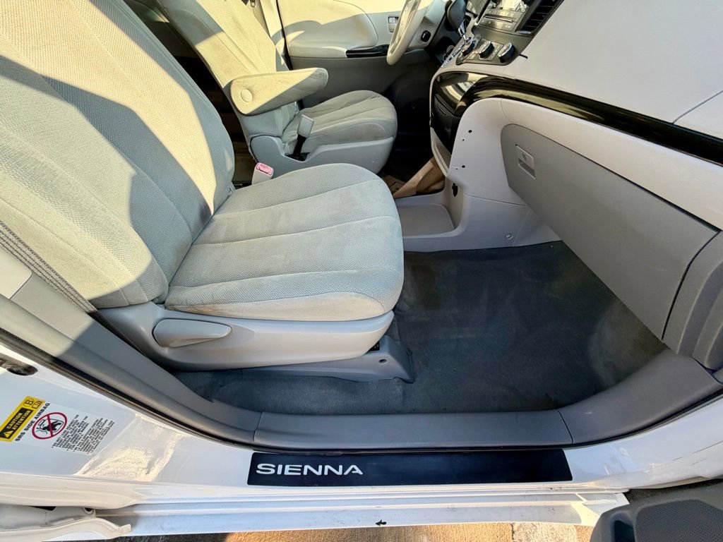 Used 2014 Toyota Sienna L image 18