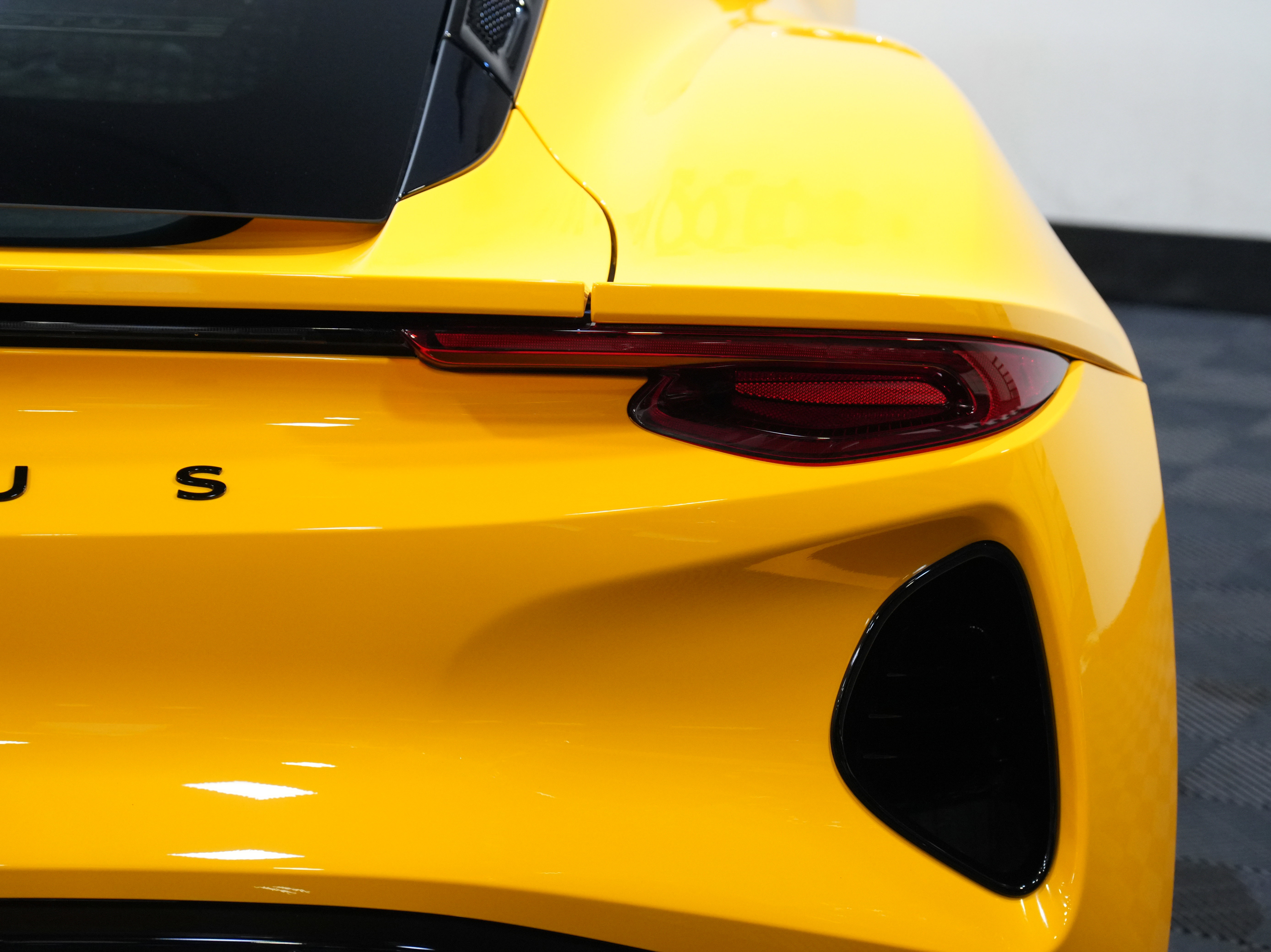 Used 2024 Lotus Emira First Edition image 17