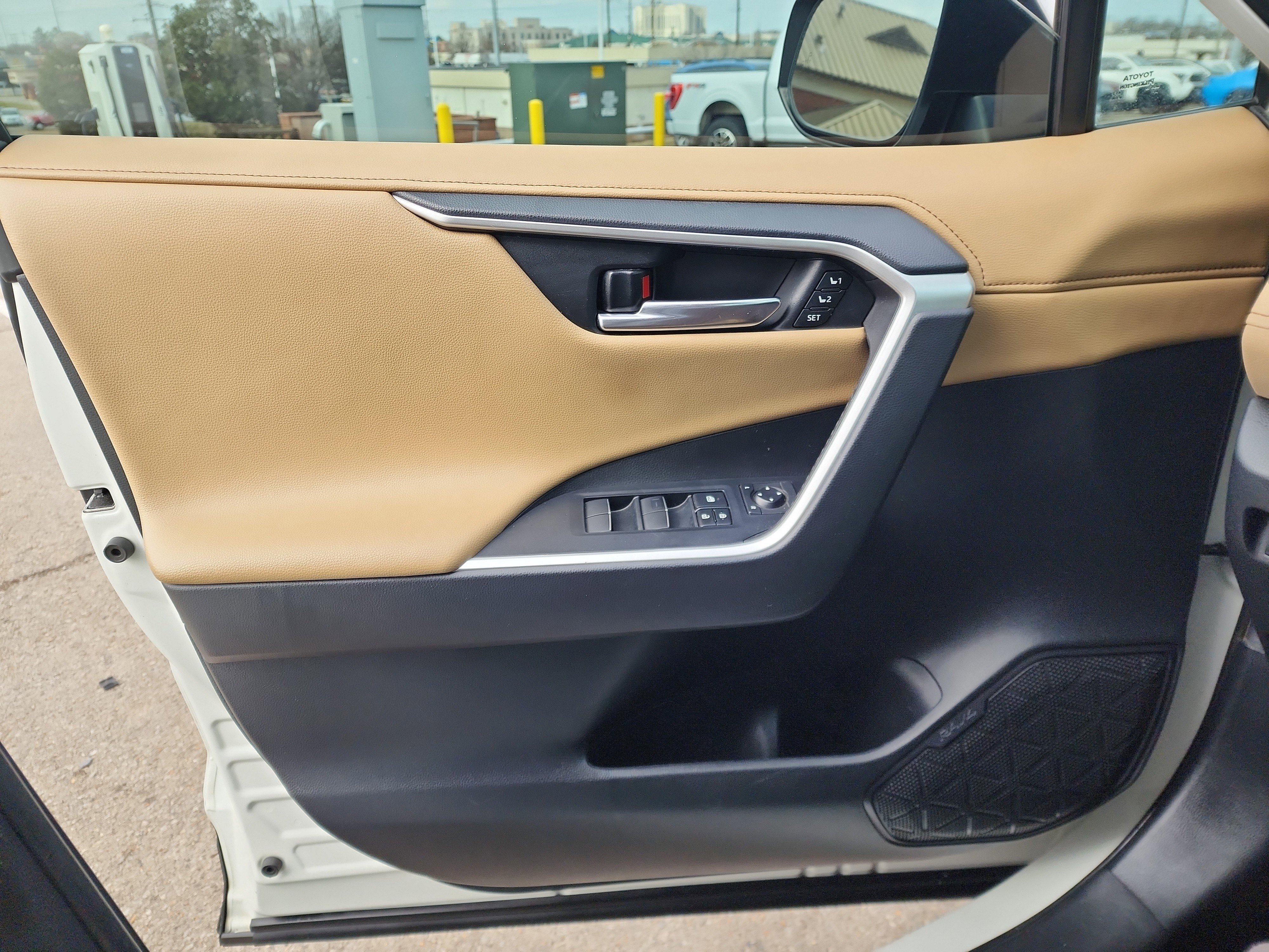 Used 2019 Toyota RAV4 Limited image 17