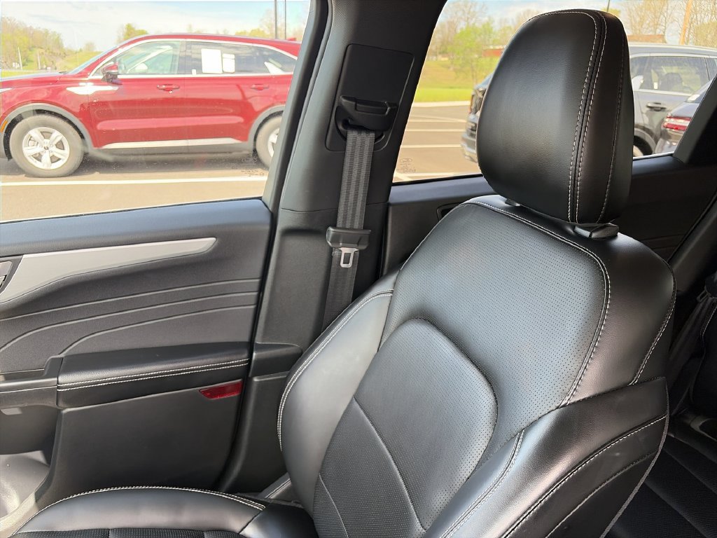 Used 2025 Ford Escape Platinum AWD/4WD image 23