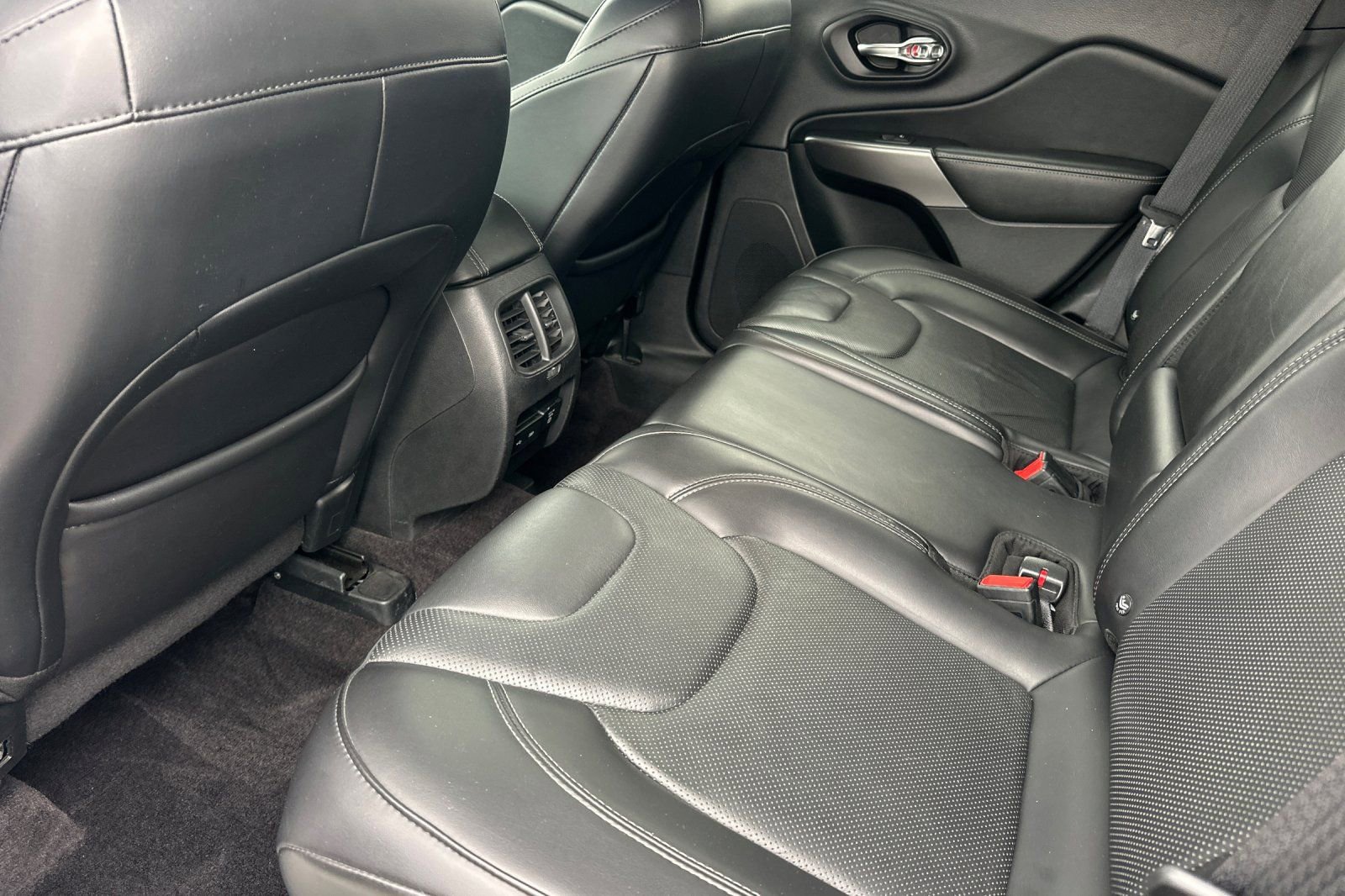 Used 2019 Jeep Cherokee Limited image 12