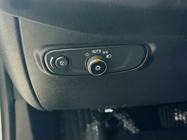 Used 2019 Chevrolet Equinox LT w/ Driver Convenience Package image 10