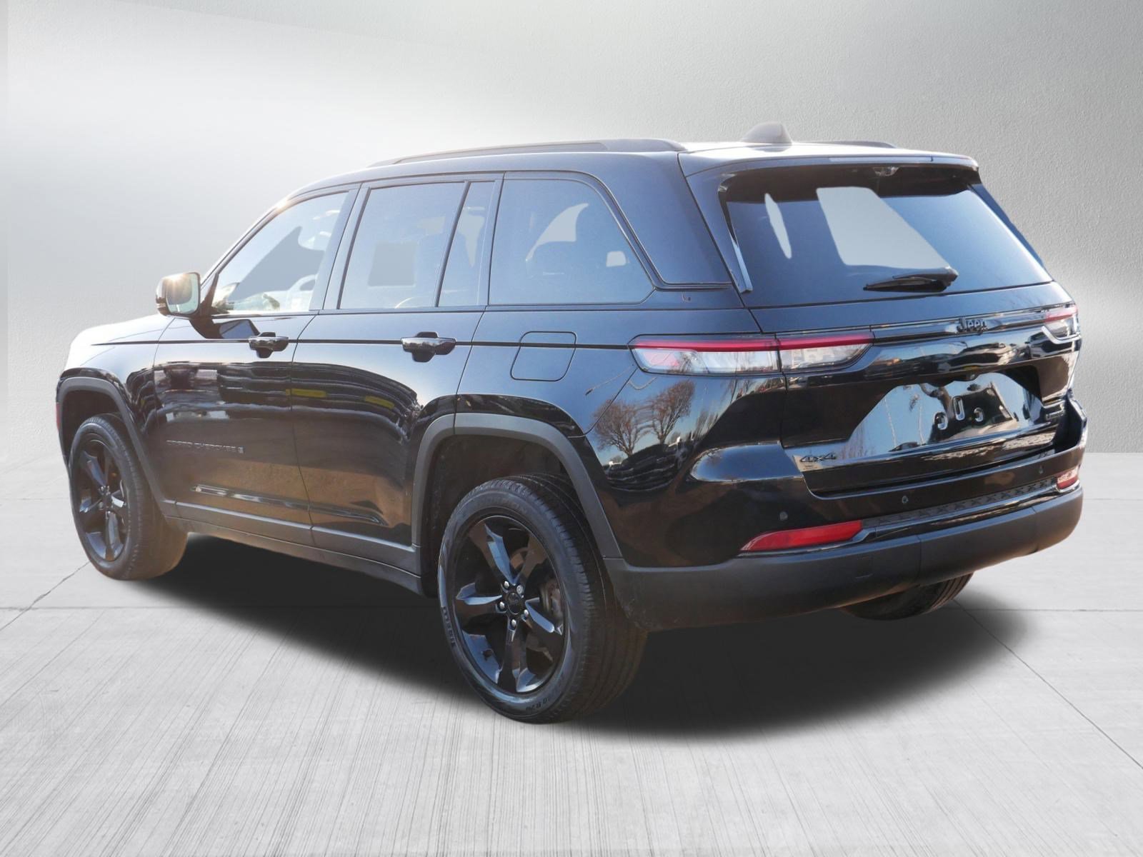 Used 2023 Jeep Grand Cherokee Limited w/ Luxury Tech Group II image 4