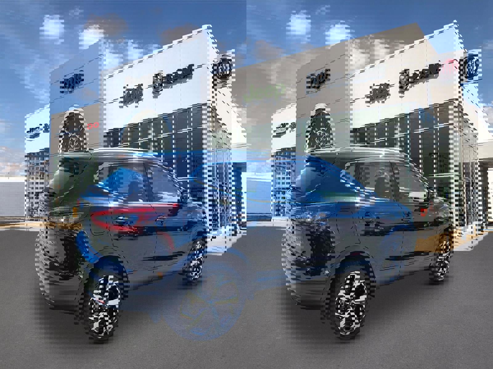 Used 2022 Nissan Rogue Sport SL image 2