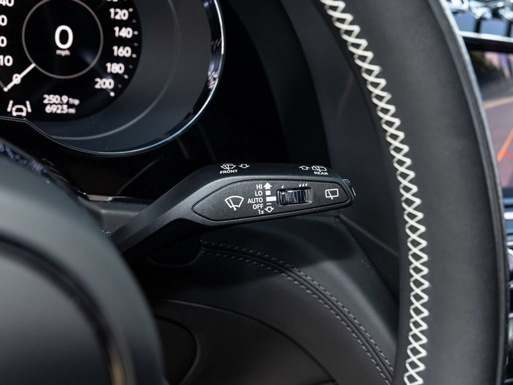 Used 2025 Bentley Bentayga AWD/4WD image 39