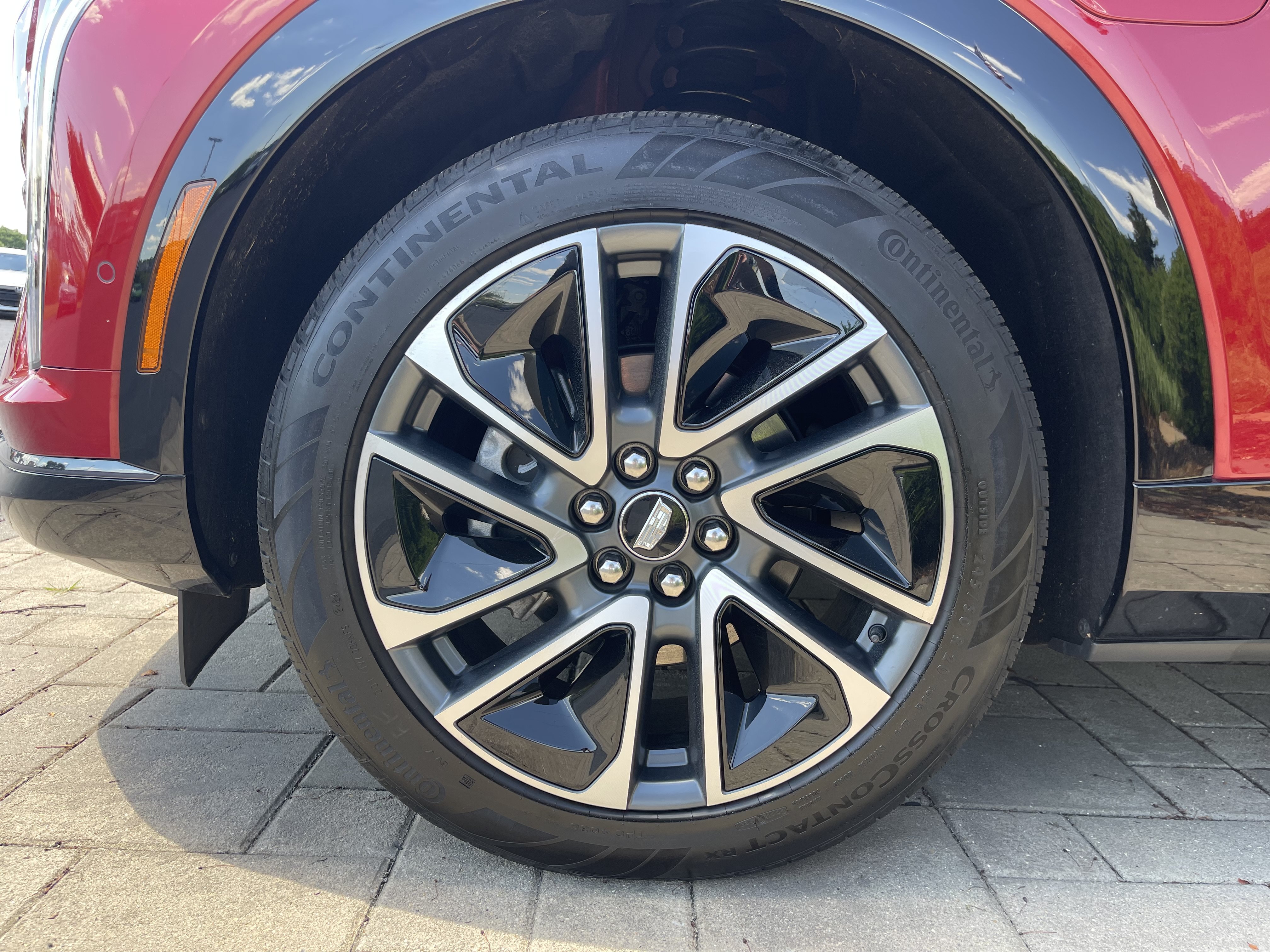 Used 2025 Cadillac Optiq Sport 2 w/ LPO, Floor Liner Package AWD/4WD image 4