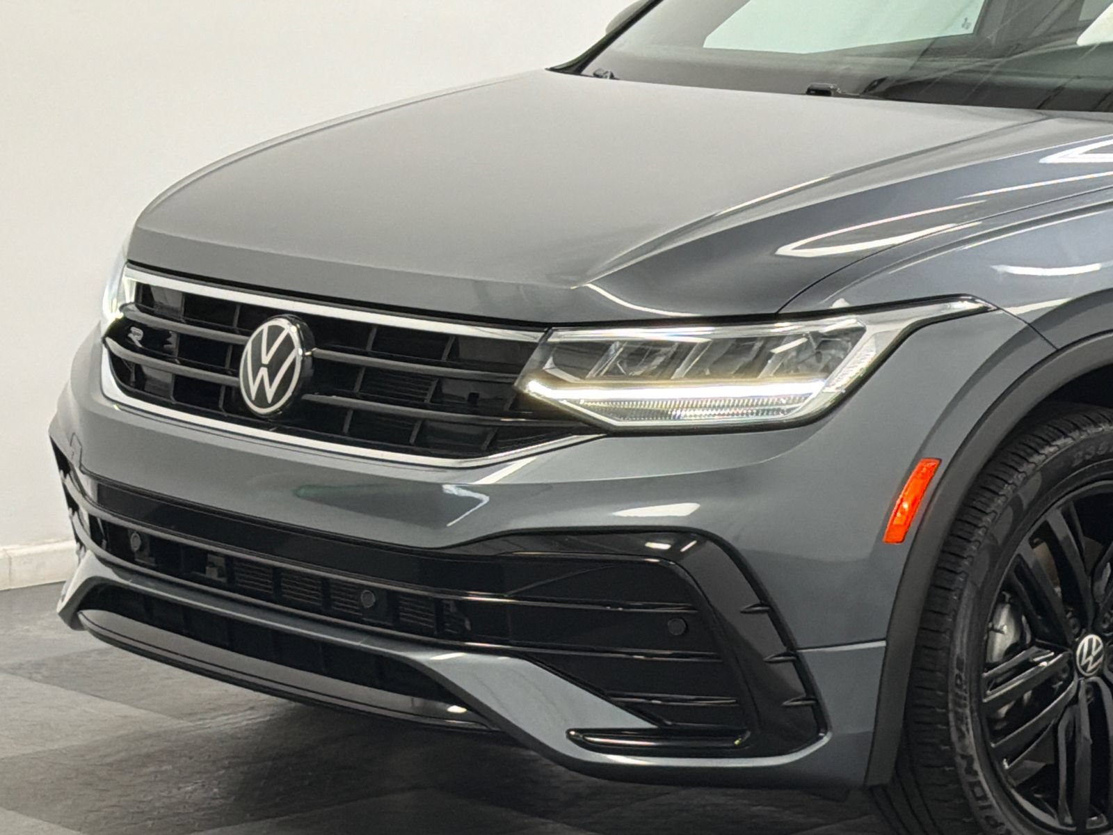Used 2022 Volkswagen Tiguan SE R-Line FWD image 2