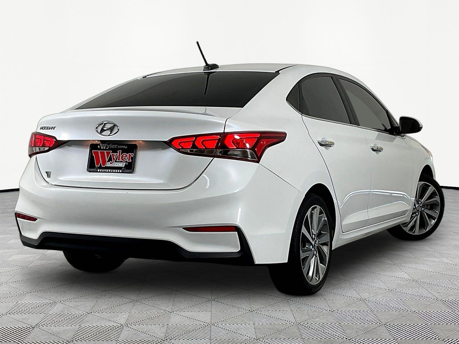 Used 2022 Hyundai Accent Limited FWD image 6