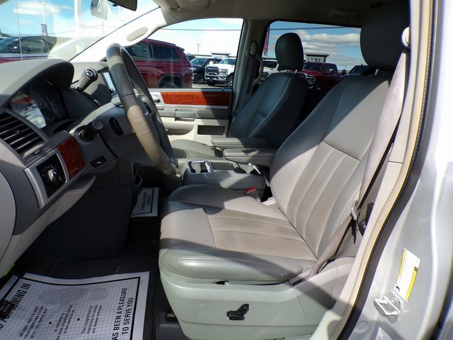 Used 2009 Chrysler Town & Country Touring image 18