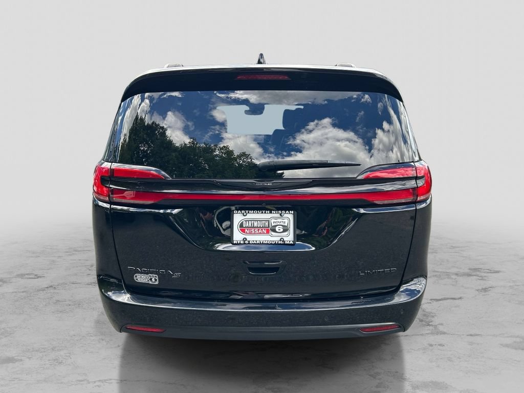 Used 2025 Chrysler Pacifica Limited FWD image 4