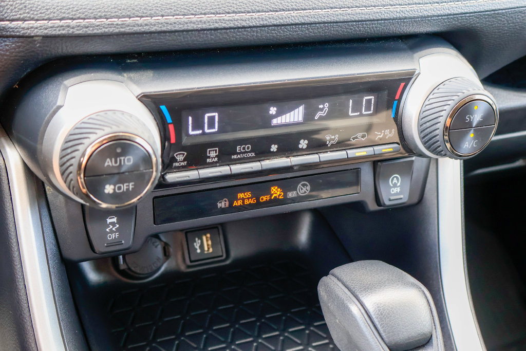 Used 2025 Toyota RAV4 XLE FWD image 16