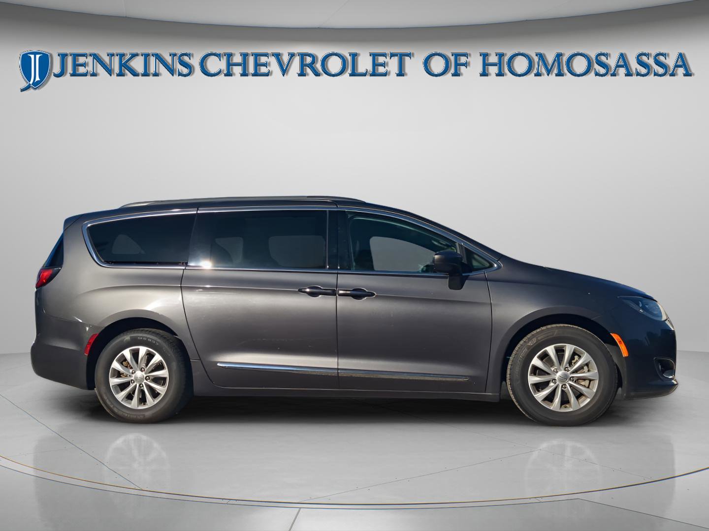 Used 2017 Chrysler Pacifica Touring-L image 2