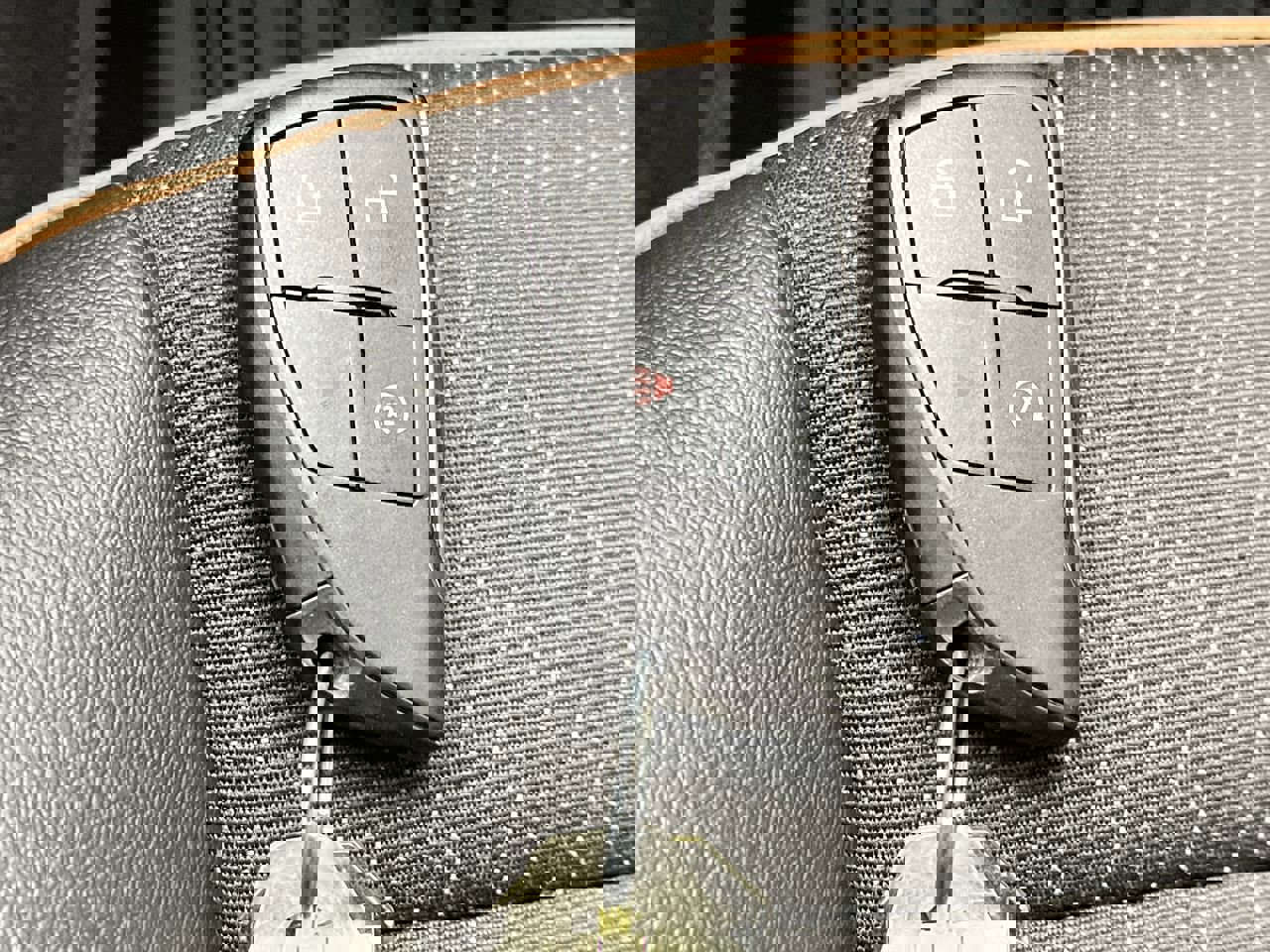 Used 2024 GMC Canyon AT4 w/ Technology Package image 28