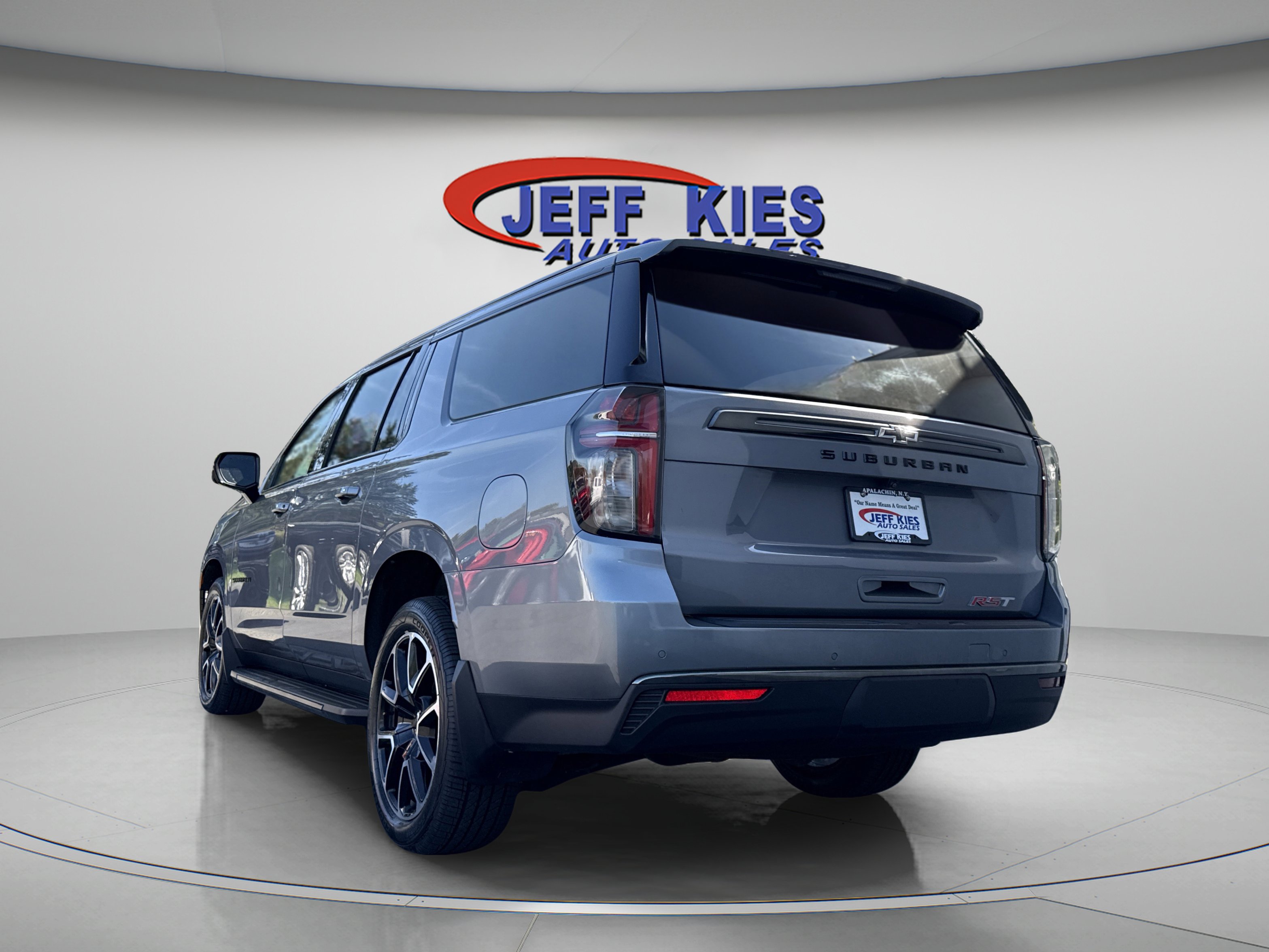 Used 2022 Chevrolet Suburban RST w/ Luxury Package image 5