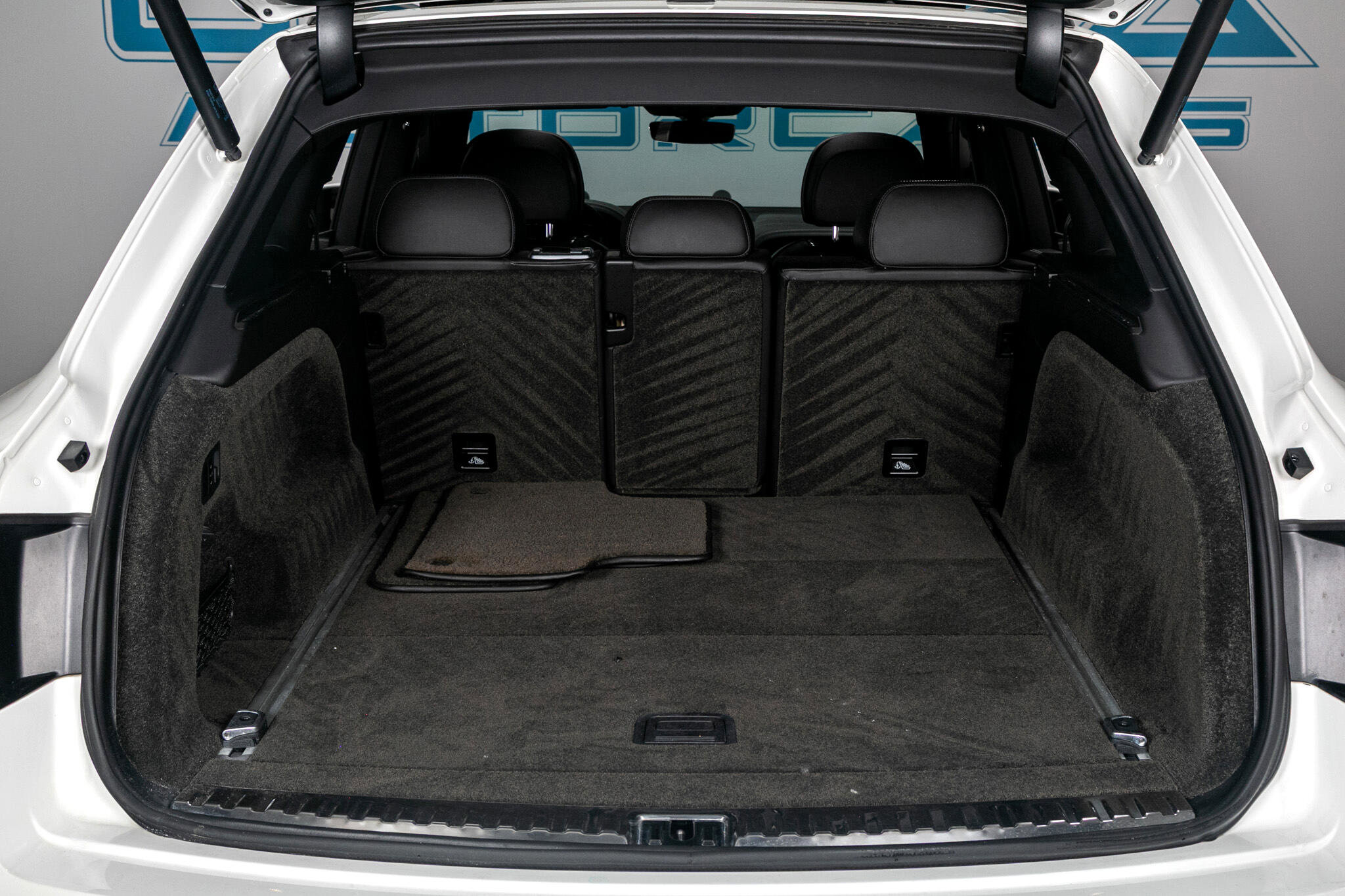 Used 2017 Bentley Bentayga image 27