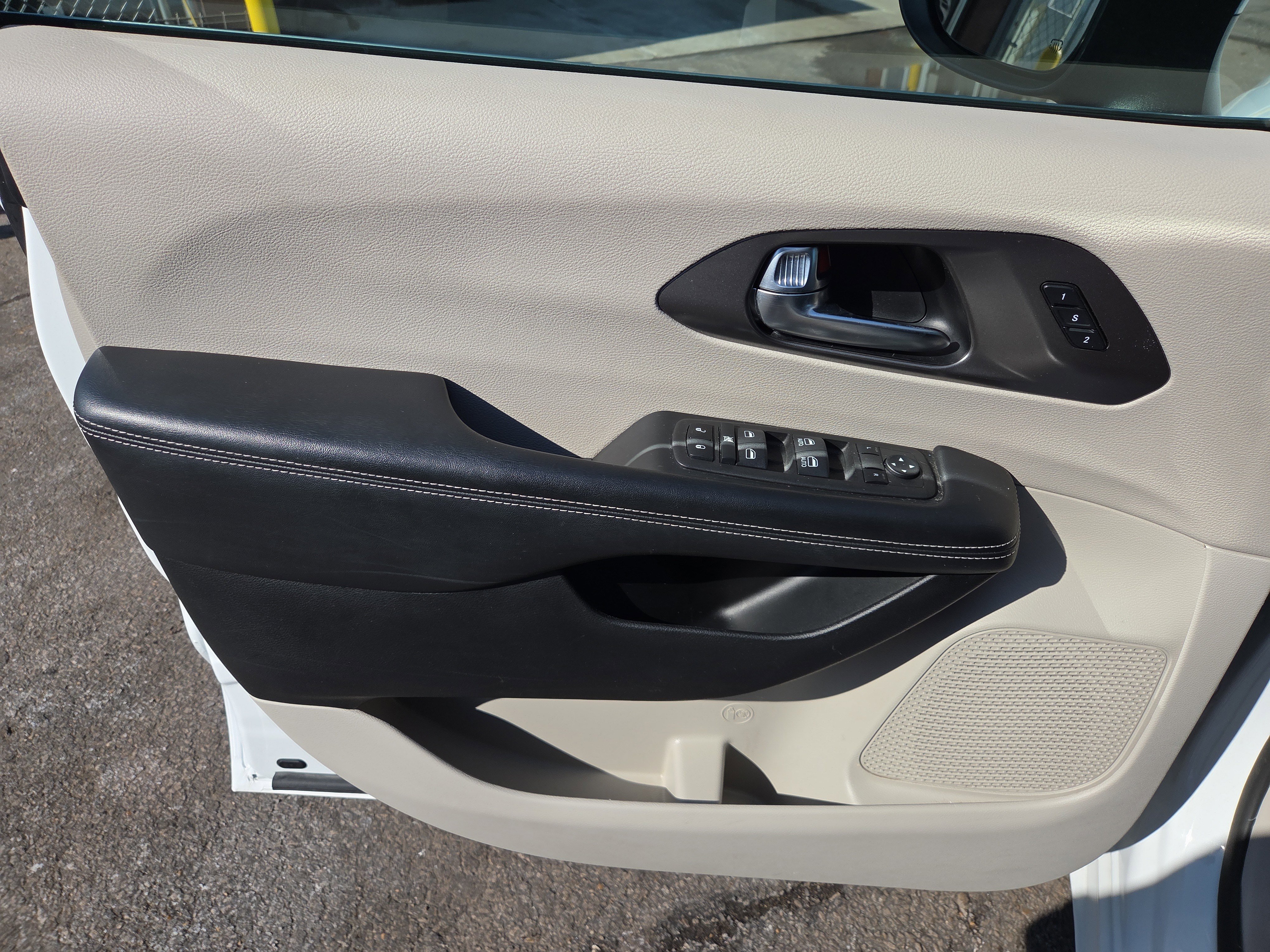 Certified 2023 Chrysler Pacifica Touring-L image 5