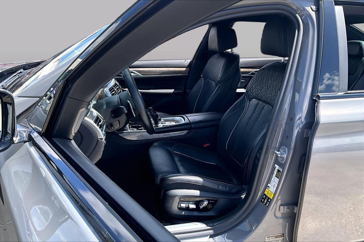 Used 2020 BMW 750i xDrive w/ Executive Package AWD/4WD image 7