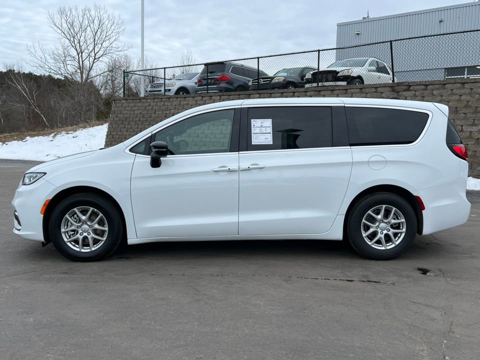 Used 2026 Chrysler Pacifica Select image 41