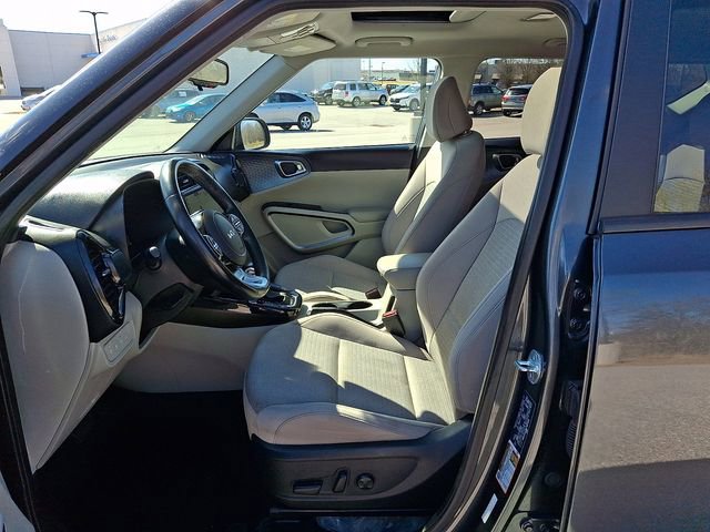 Used 2024 Kia Soul EX image 16