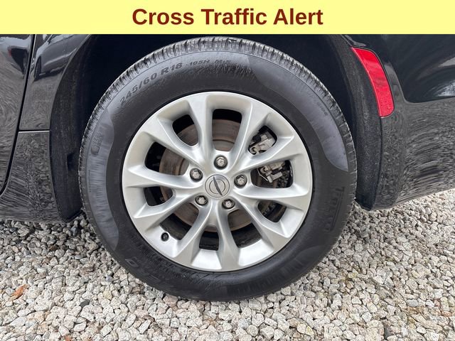 Used 2024 Chrysler Pacifica Touring-L image 9