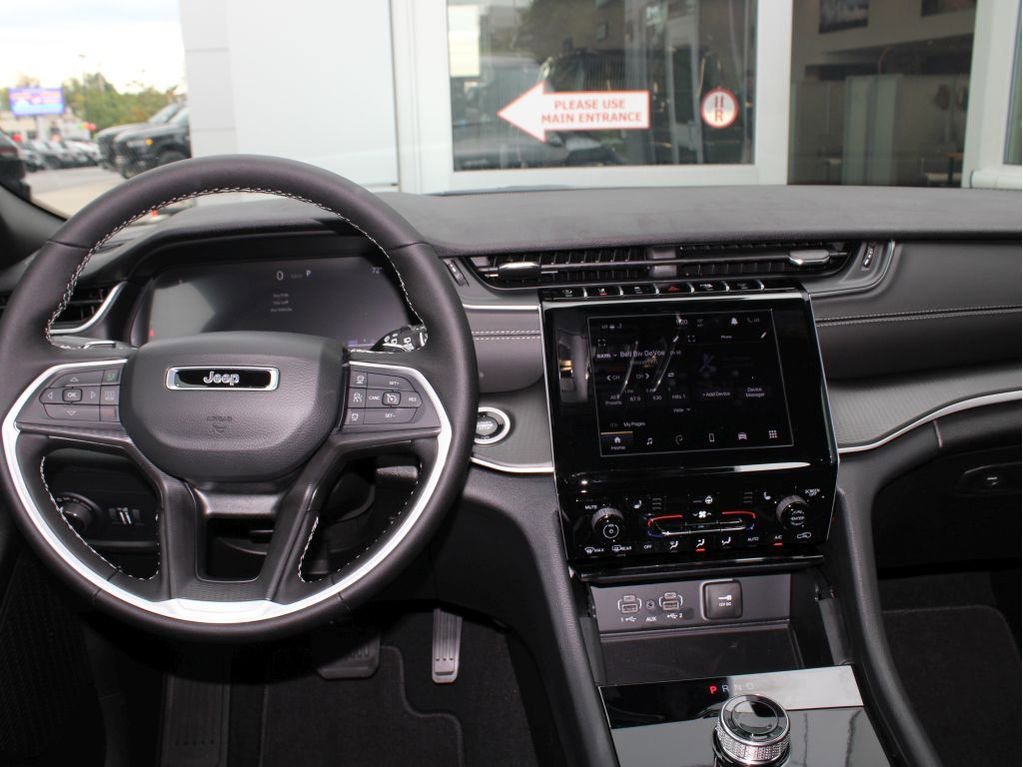 New 2025 Jeep Grand Cherokee Laredo X w/ Luxury Tech Group I image 27