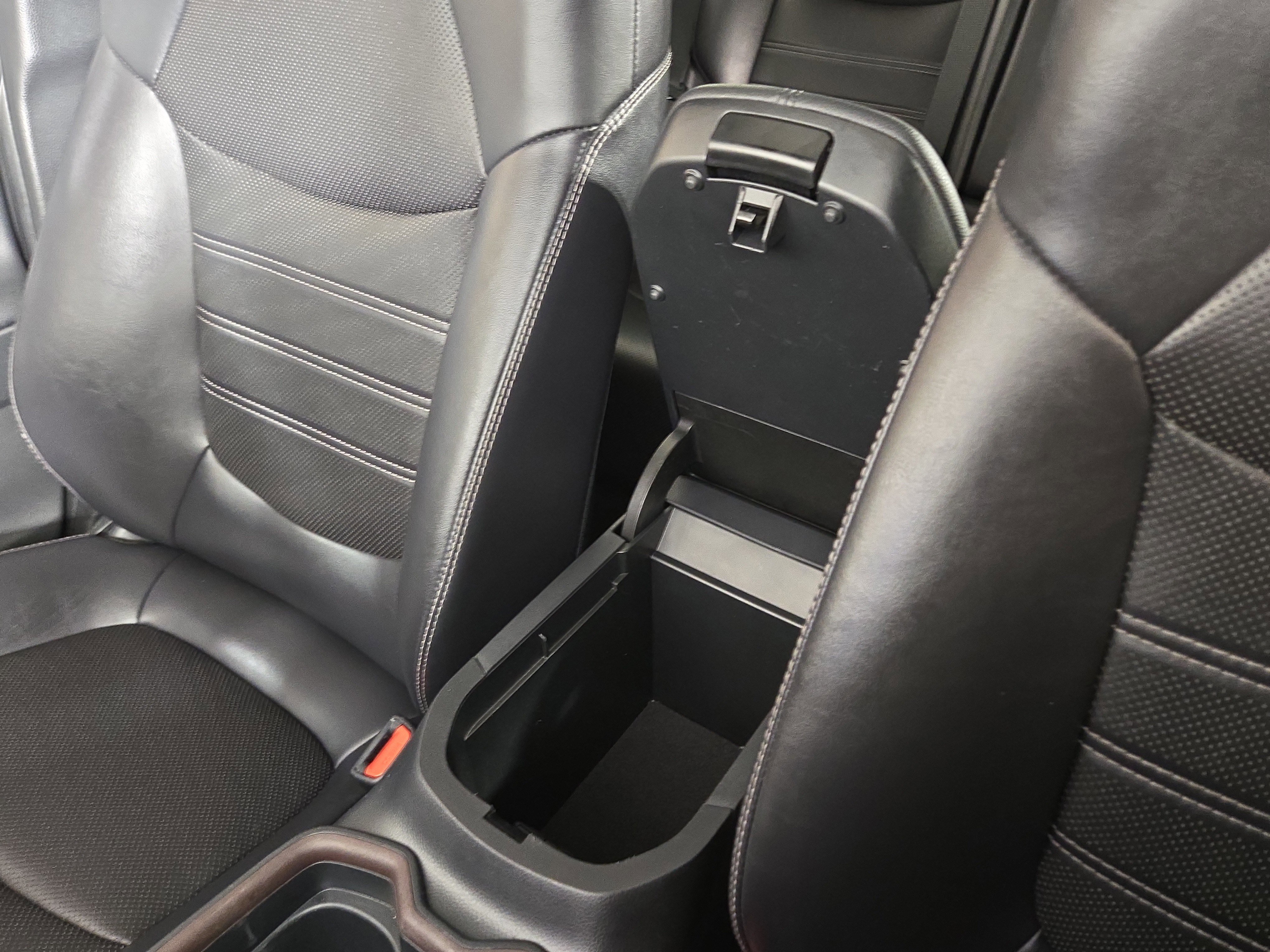 Used 2019 Toyota RAV4 Limited image 30