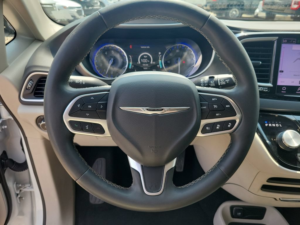 Used 2023 Chrysler Pacifica Touring-L FWD image 22