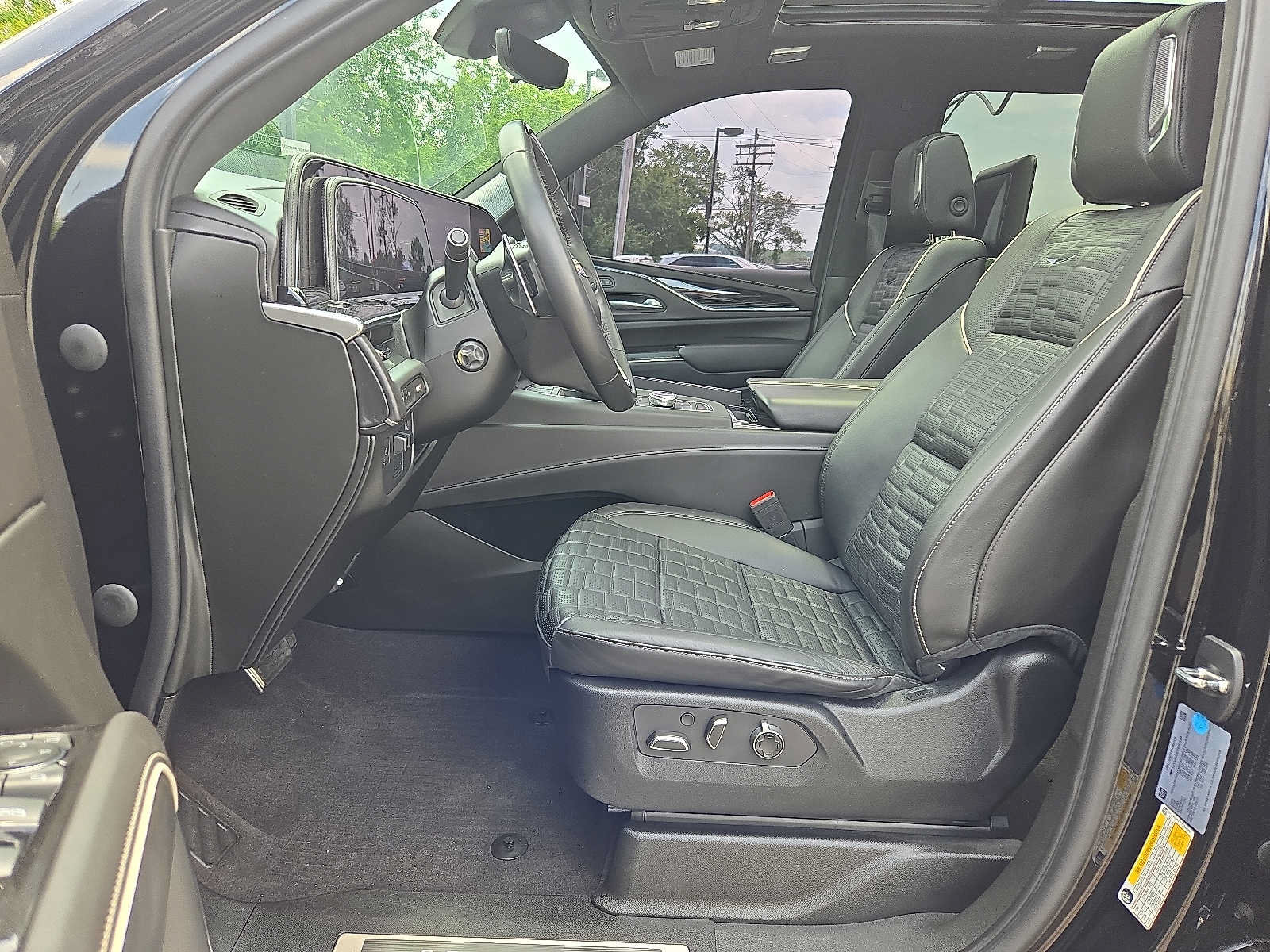 Used 2023 Cadillac Escalade ESV V w/ LPO, ONYX Package AWD/4WD image 13