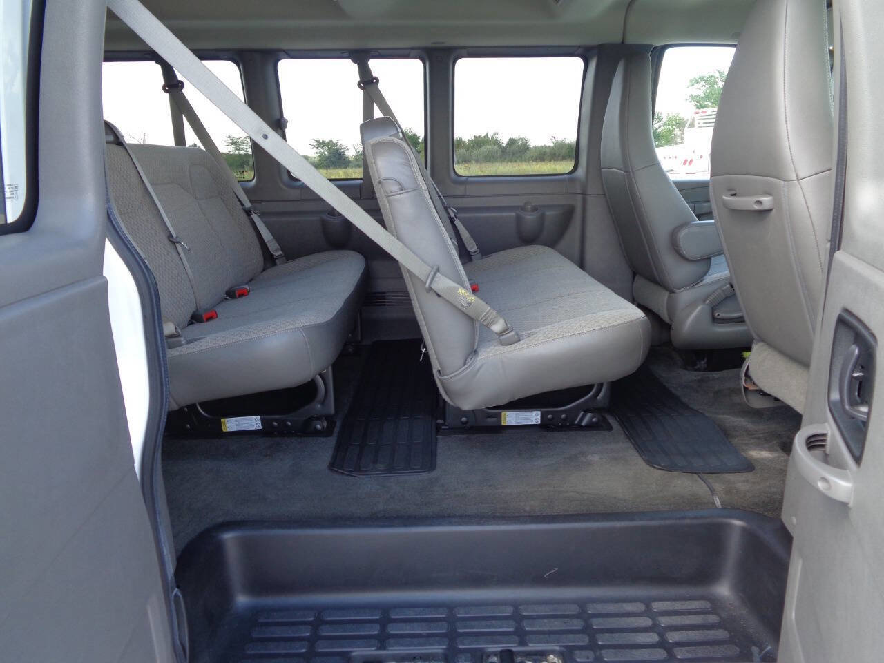 Used 2018 Chevrolet Express 3500 LS image 18