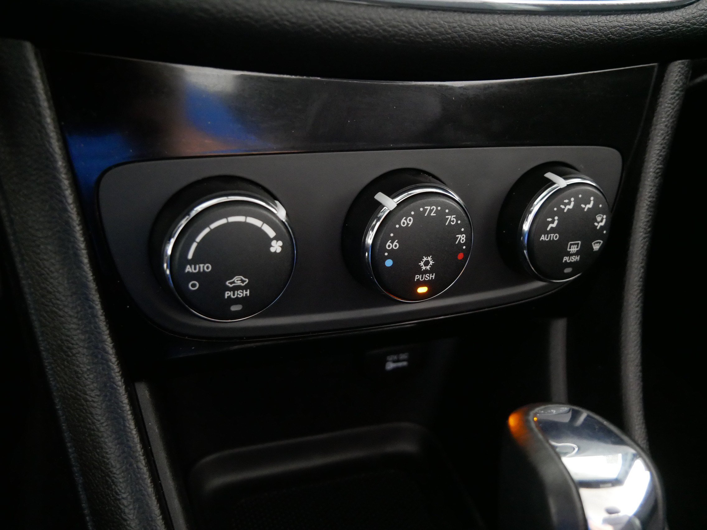 Used 2012 Chrysler 200 Touring FWD image 23