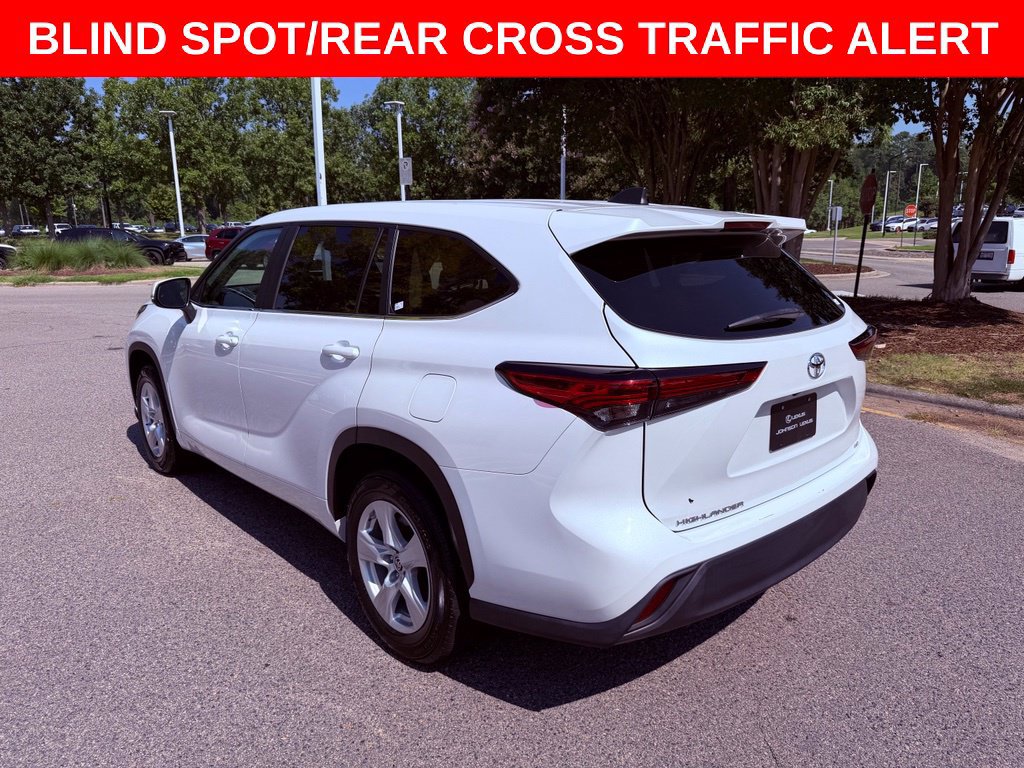 Used 2023 Toyota Highlander LE FWD image 5