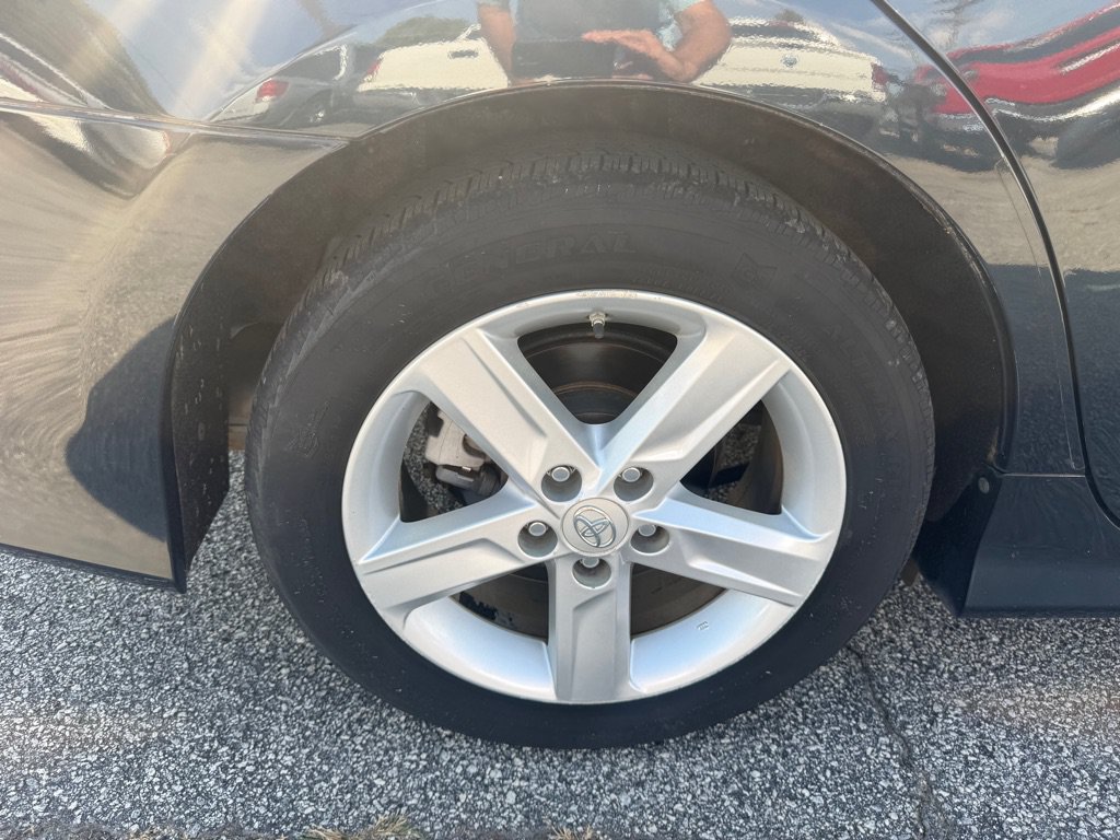 Used 2014 Toyota Camry SE FWD image 16