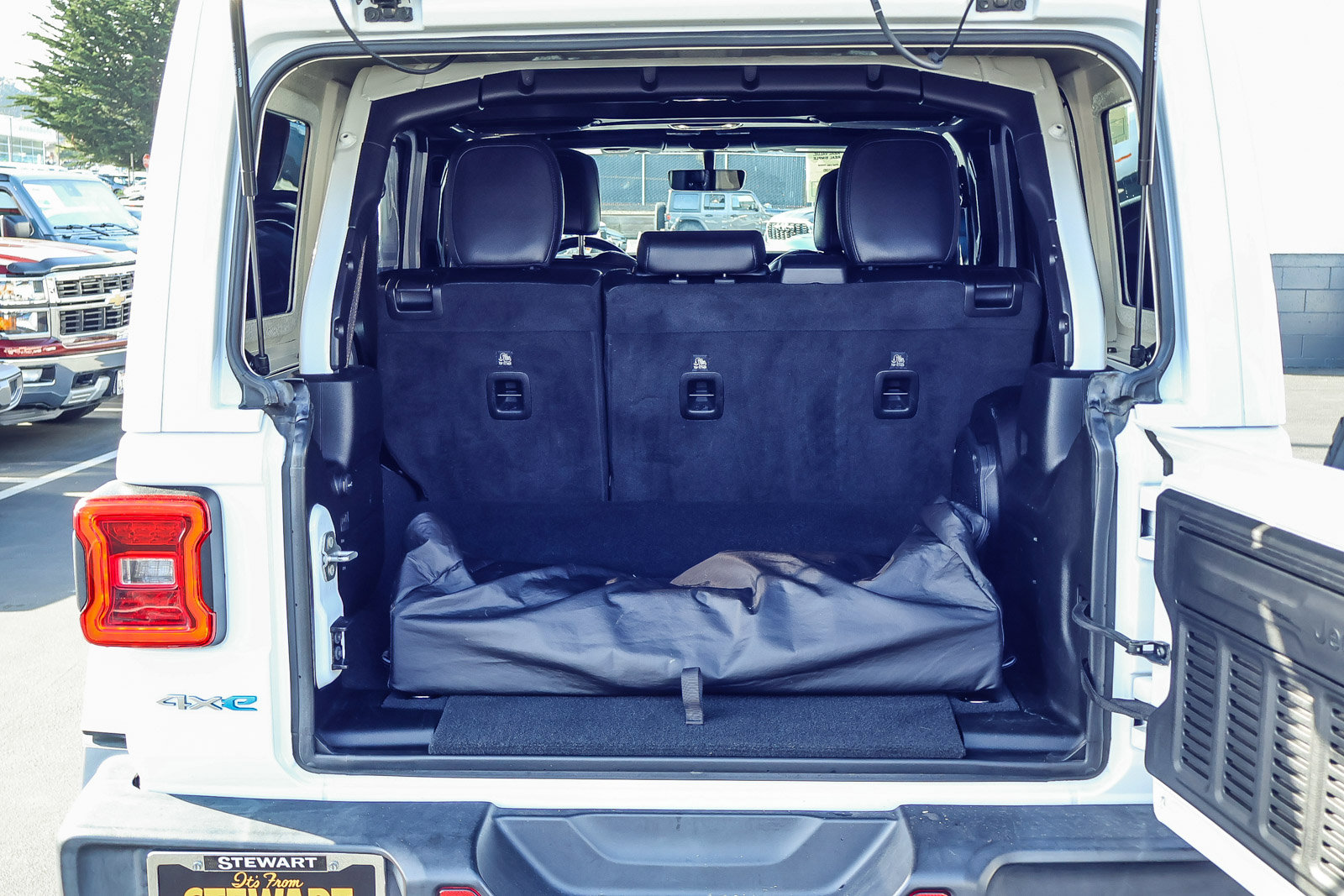 Used 2021 Jeep Wrangler Unlimited Sahara w/ Cold Weather Group image 16