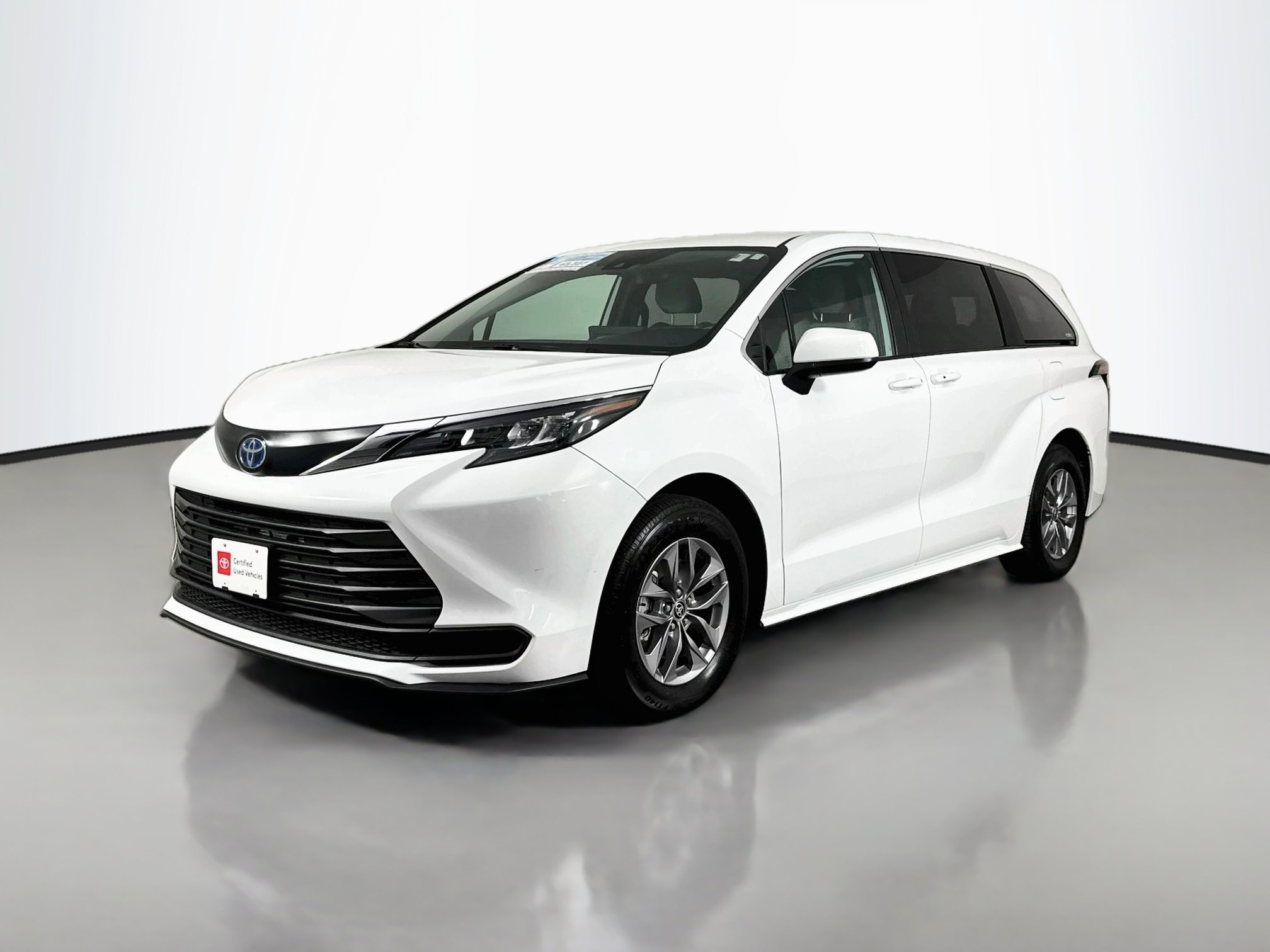 Certified 2025 Toyota Sienna LE FWD image 3