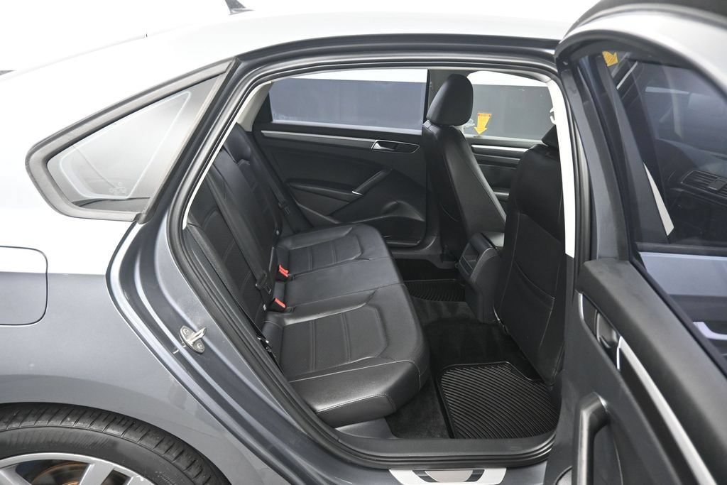 Used 2018 Volkswagen Passat 2.0T R-Line FWD image 36