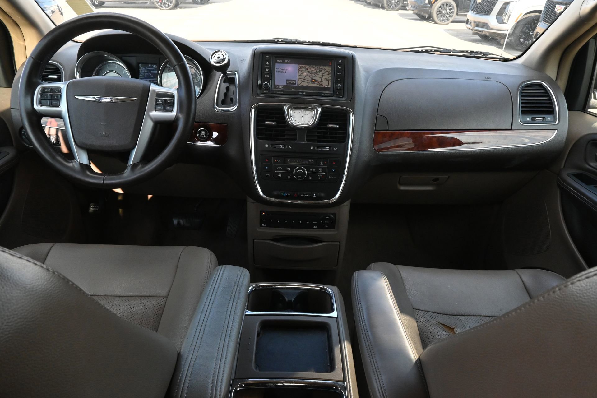 Used 2012 Chrysler Town & Country Touring-L w/ Entertainment Group #2 FWD image 7