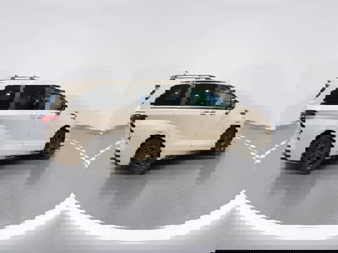 Used 2025 Toyota Sienna XSE w/ XSE Premium Package image 9