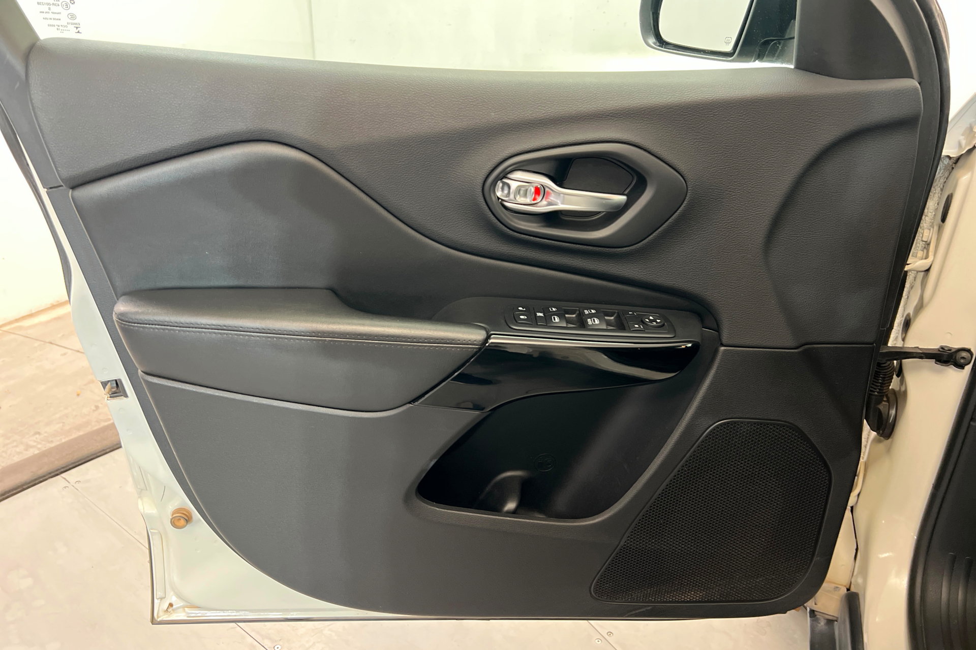 Used 2019 Jeep Cherokee Latitude Plus AWD/4WD image 14