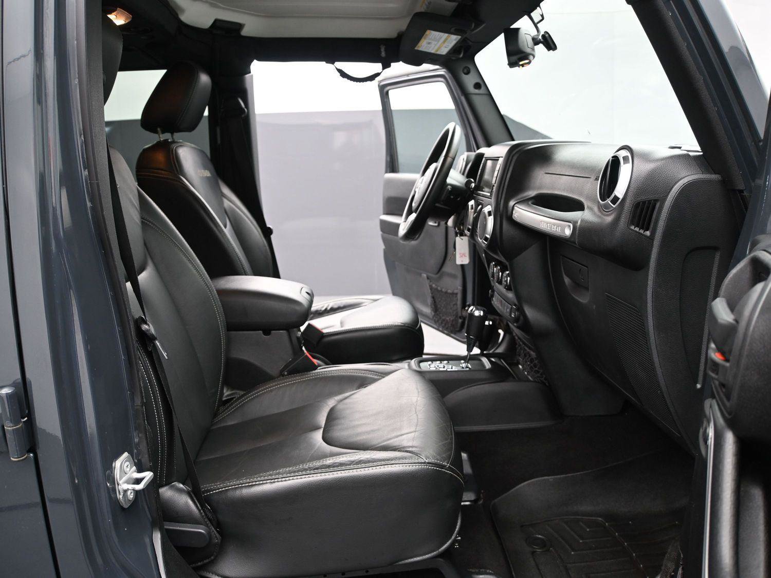 Used 2016 Jeep Wrangler Unlimited Sahara w/ Connectivity Group image 17