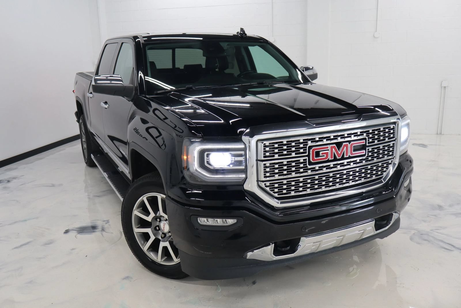 Used 2016 GMC Sierra 1500 Denali w/ Enhanced Driver Alert Package AWD/4WD image 2