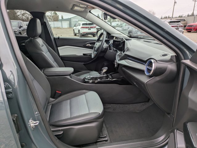 Used 2025 Chevrolet Trax LT w/ LT Convenience Package image 26