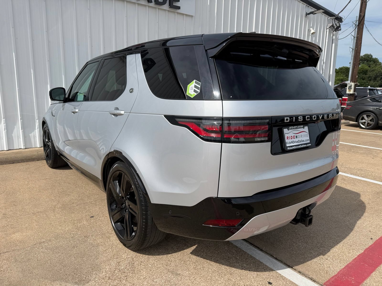 Used 2024 Land Rover Discovery Metropolitan Edition AWD/4WD image 3