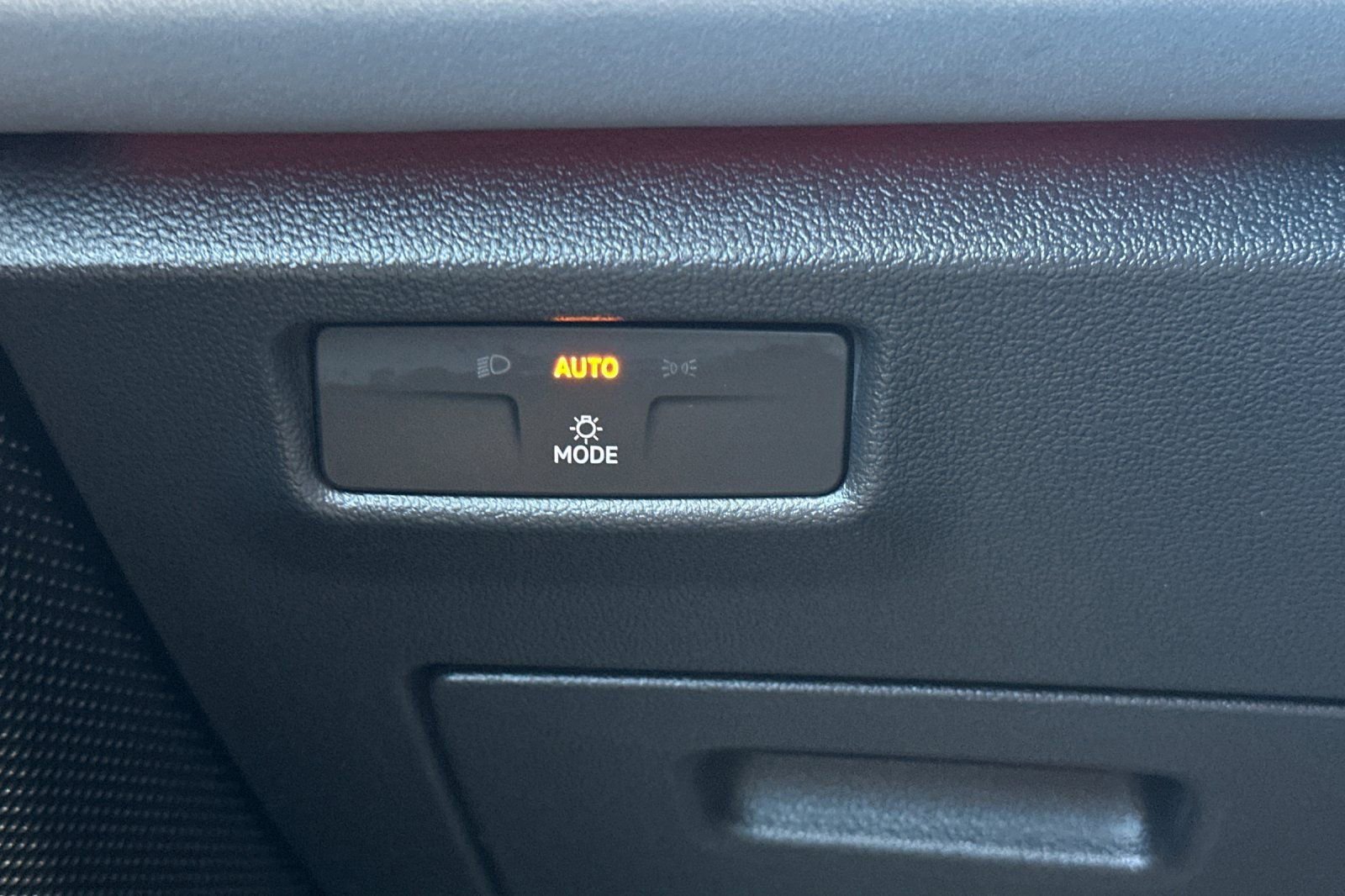 Used 2025 Volkswagen Tiguan SE FWD image 35