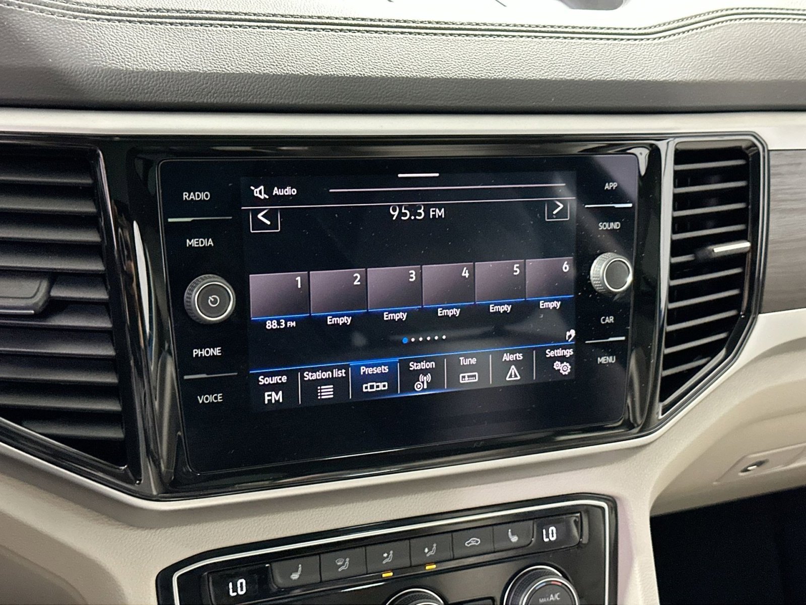 Used 2023 Volkswagen Atlas SE w/ Panoramic Sunroof Package image 22