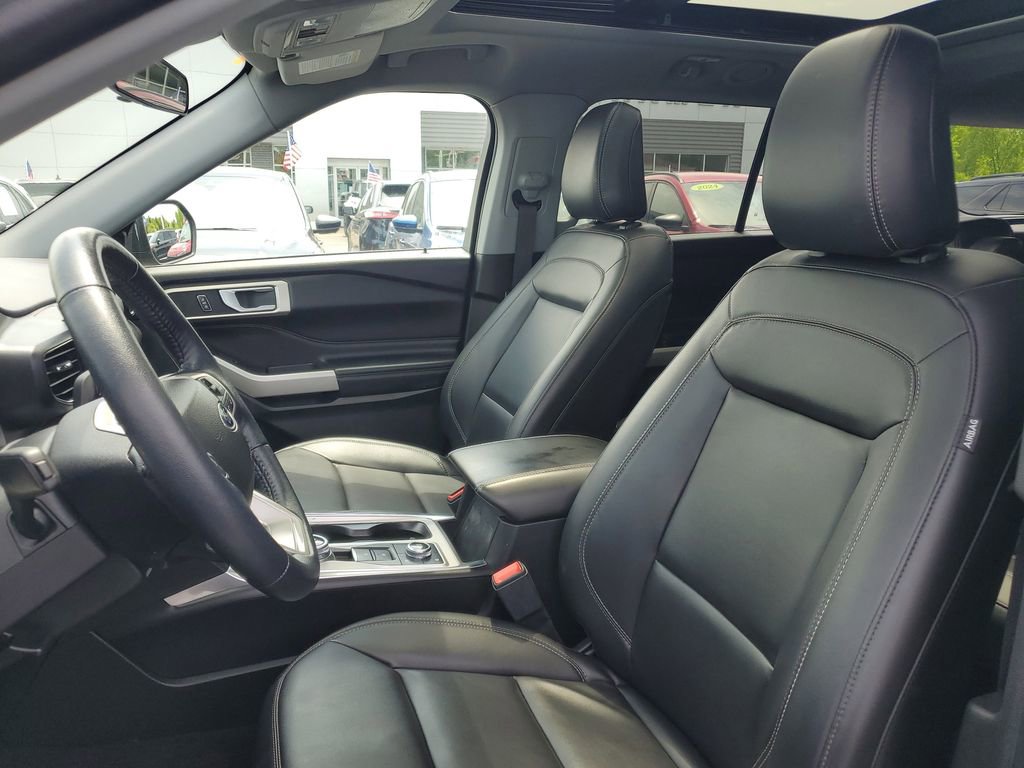 Used 2023 Ford Explorer XLT w/ Equipment Group 202A AWD/4WD image 8