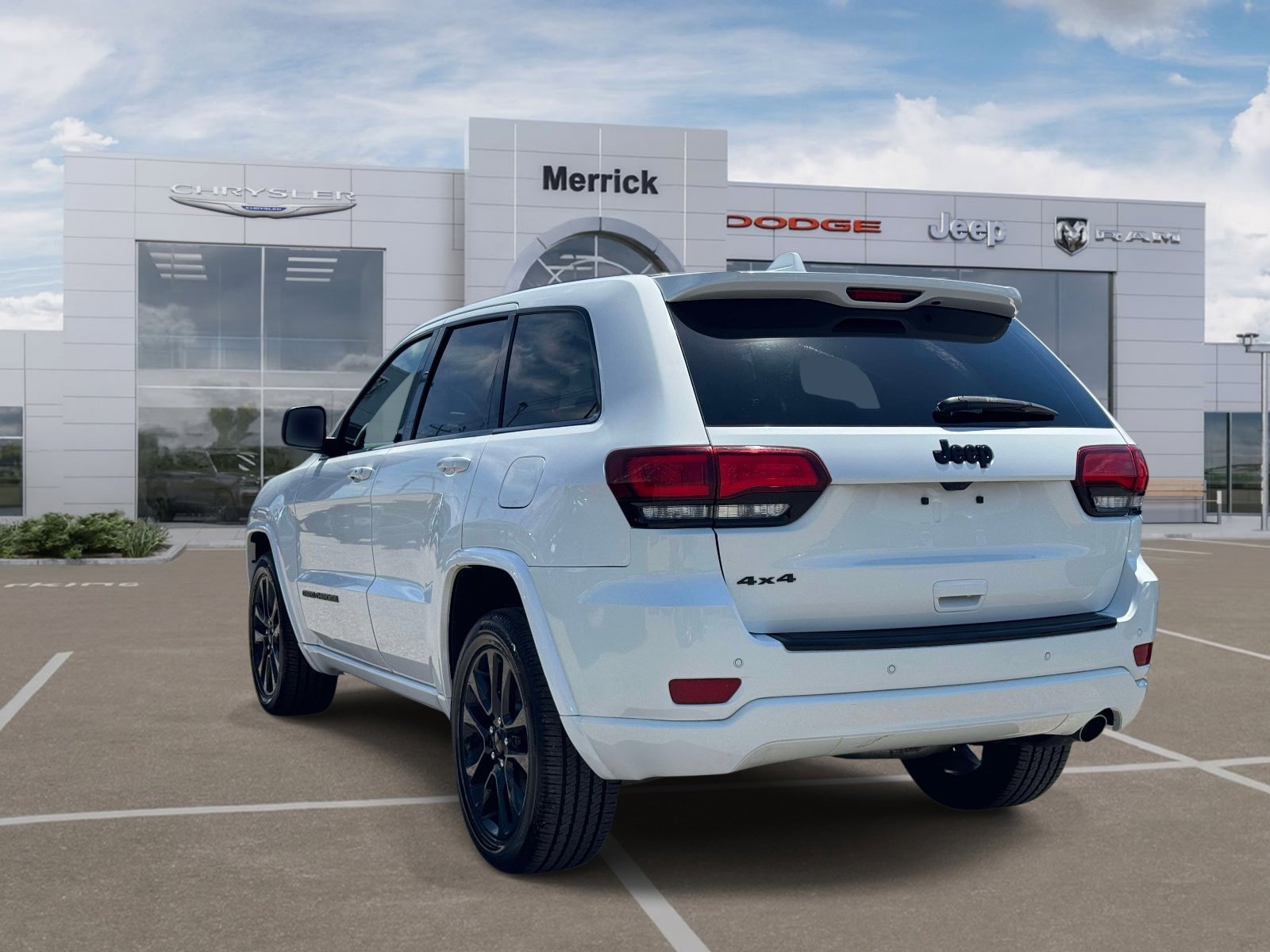 Used 2018 Jeep Grand Cherokee Altitude AWD/4WD image 8