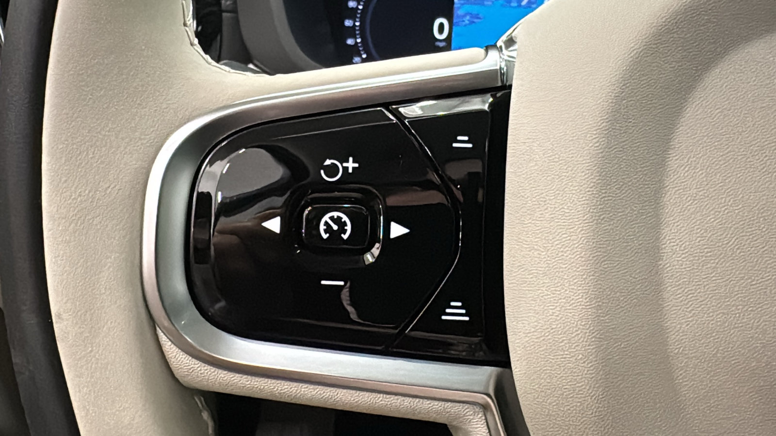 New 2026 Volvo XC60 B5 Ultra w/ Protection Package Premier AWD/4WD image 13