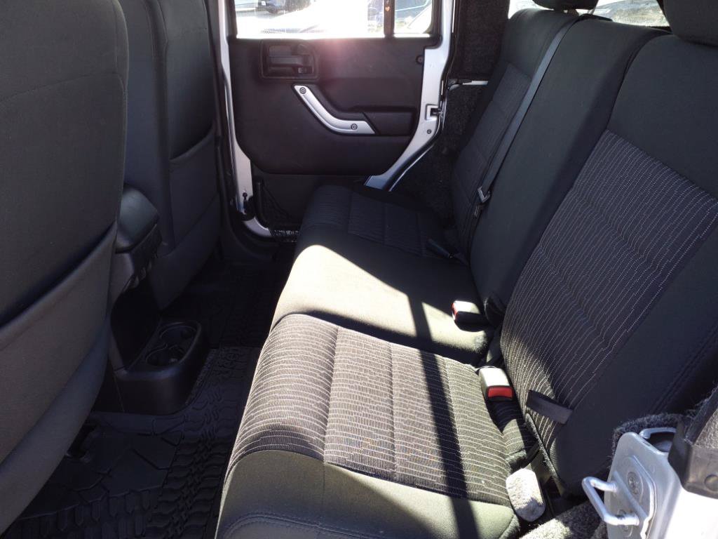 Used 2012 Jeep Wrangler Unlimited Rubicon w/ Max Tow Pkg AWD/4WD image 15