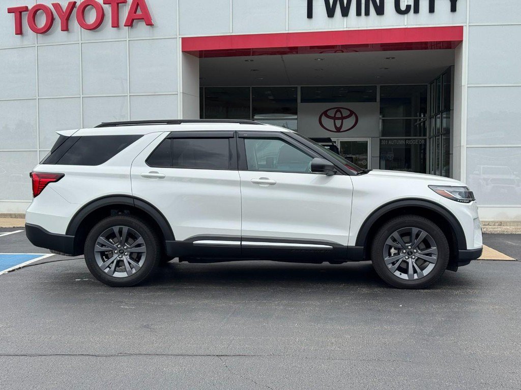 Used 2025 Ford Explorer Active w/ Active Comfort Package AWD/4WD image 2