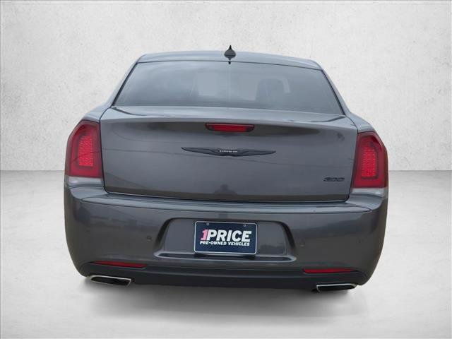 Used 2022 Chrysler 300 Touring L RWD image 7